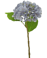 Artificial Hydrangea Deluxe 55 cm lilla har en enkelt lyslilla stilk med afrundede kronblade og to grønne blade, mod en hvid baggrund.