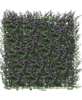 Artificial Hedge Boxwood Purple 50x50 cm UV er et tæt, firkantet panel af kunstigt grønt med små lilla blomster, der skaber en frodig lodret havemåtte, der er perfekt til at lysne en hvid baggrund op.
