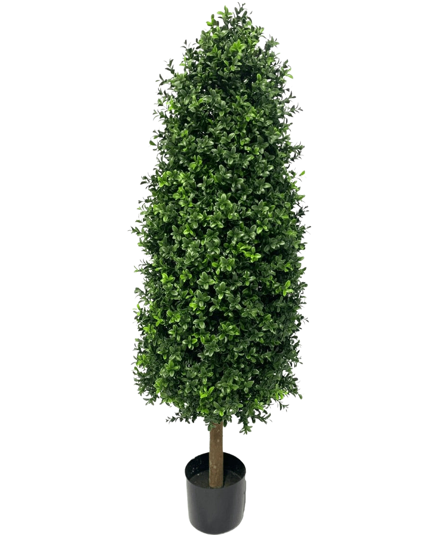 Artificial Plant Buksbom Pyramid UV 120 cm er en høj, kegleformet kunstig plante med tætte grønne blade i en lille sort potte, perfekt til enhver have. Den har UV-beskyttelse for at bevare sit livlige udseende mod en almindelig hvid baggrund.