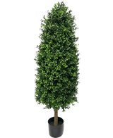 Artificial Plant Buksbom Pyramid UV 120 cm er en høj, kegleformet kunstig plante med tætte grønne blade i en lille sort potte, perfekt til enhver have. Den har UV-beskyttelse for at bevare sit livlige udseende mod en almindelig hvid baggrund.