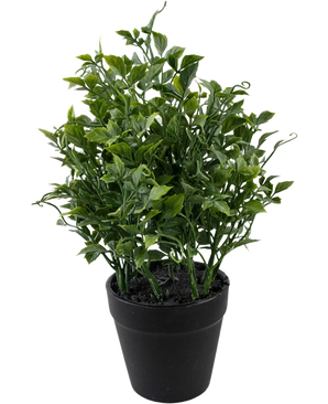 Den kunstige plantedrue 25 cm er en frodig, grøn kunstig plante med tætte, spidse blade i en sort plantekasse mod en almindelig hvid baggrund.