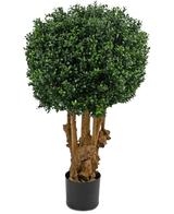 Artificial Boxwood Ball Wood Roman Style UV 90 cm har en rund, tæt klynge af grønne blade på flere brune stængler i en sort plantekasse, mod en hvid baggrund.