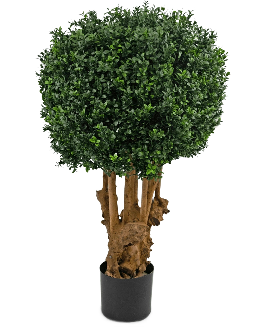 Artificial Boxwood Ball Wood Roman Style UV 90 cm har en rund, tæt klynge af grønne blade på flere brune stængler i en sort plantekasse, mod en hvid baggrund.