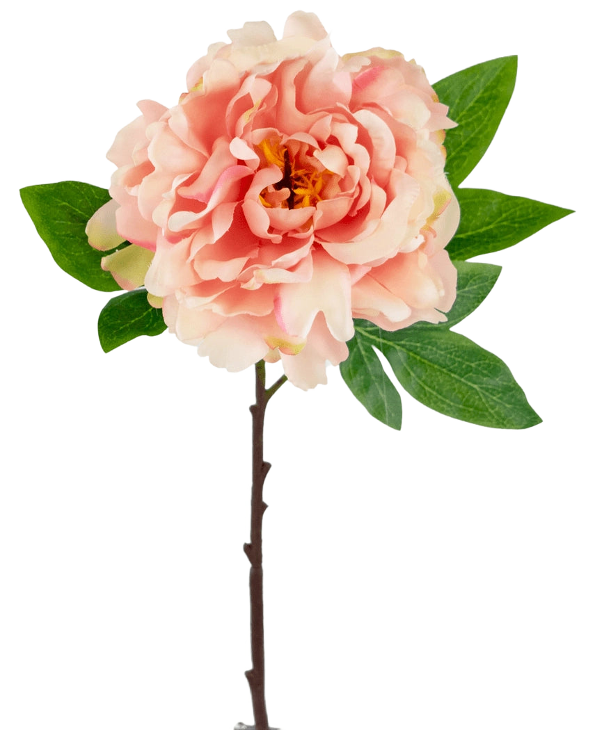 Artificial Flower Peony 61 cm blød pink er en lyserød kunstig pæon med lagdelte kronblade og et gult hjerte på en stilk med grønne blade, mod en hvid baggrund.