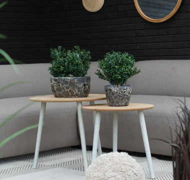 Vedligeholdelsesfri oase med kunstige planter og blomster