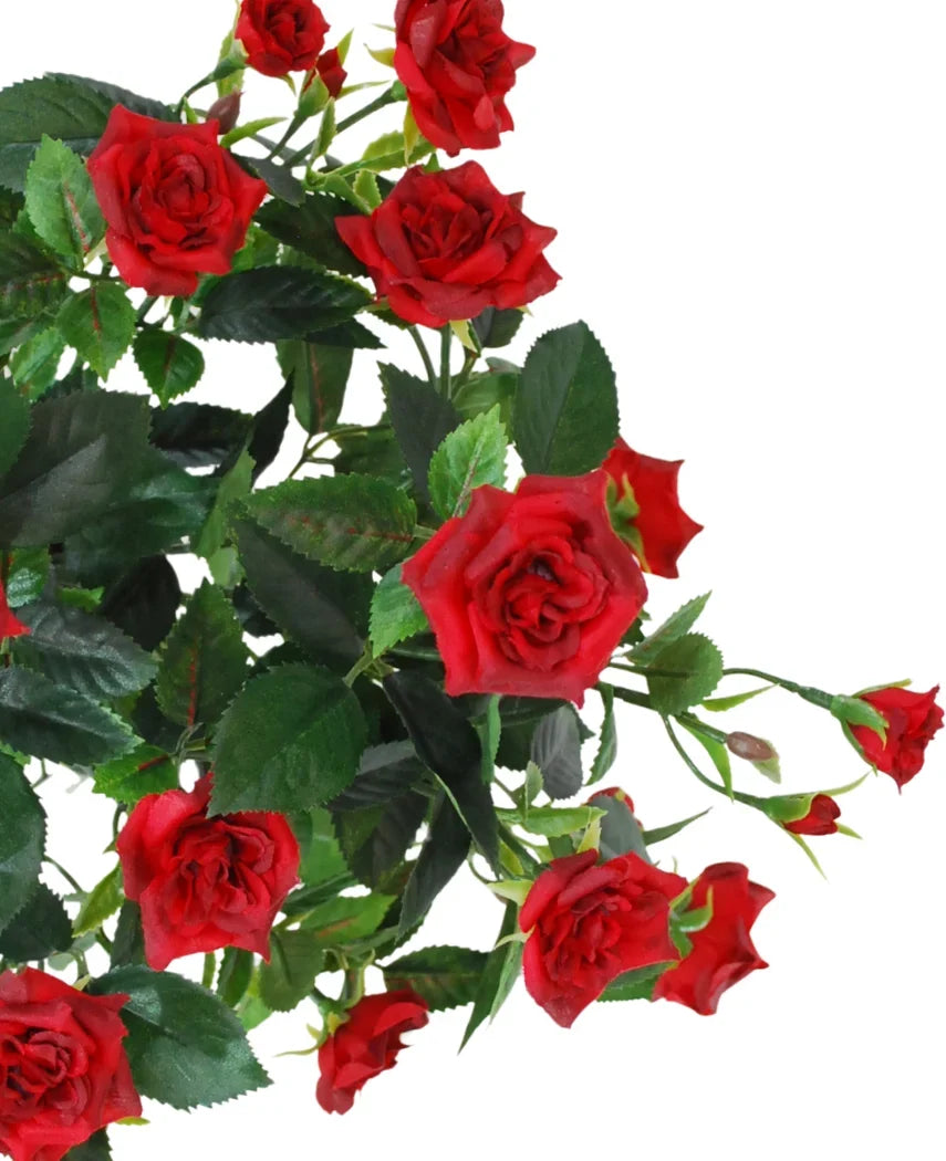 En Artificial Plant Patio Rose, 35 cm, i rød/sort, med naturtro, levende røde roser med grønne blade på stilke, mod en hvid baggrund.
