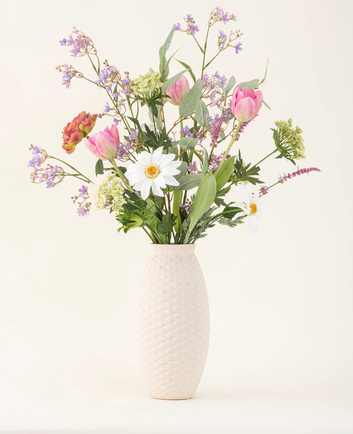 Silke kunstige blomsterbuketten Pink Bloom Vibes er et smukt vasearrangement af silkeblomster, der bringer varig elegance til ethvert rum.