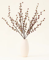 Den kunstige silkeblomsterbuket Callicarpa Lilla er arrangeret i en vifteform - perfekt til efterårsudstillinger eller til at vise levende lilla silkeblomster på en lys baggrund.