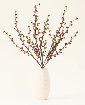 Den kunstige silkeblomsterbuket Callicarpa Lilla er arrangeret i en vifteform - perfekt til efterårsudstillinger eller til at vise levende lilla silkeblomster på en lys baggrund.