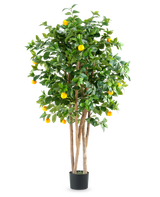 Een hoge kunst sinaasappelboom genaamd "Kunstplant Sinaasappelboom 150 cm" met meerdere bruine stammen, levendige groene bladeren en verschillende fel oranje vruchten in een eenvoudige zwarte pot tegen een effen witte achtergrond.