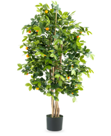 De Kunstplant Sinaasappelboom 120 cm deluxe is een hoge kunst sinaasappelboom met groene bladeren en kleine oranje vruchten in een zwarte pot, tegen een effen witte achtergrond.