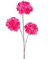 De Kunsttak Kersenbloesem 85 cm roze heeft een enkele steel met drie trossen felroze kunstmatige kersenbloesems en groene bladeren op slanke bruine takken, geïsoleerd op een witte achtergrond.