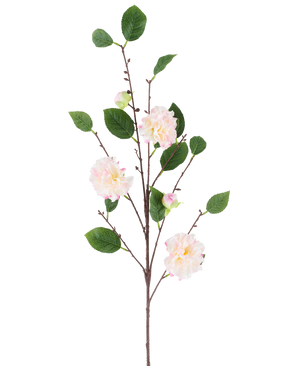 En enkelt stilk af den kunstige blomst japansk Camellia, 92 cm lang, med flere grene med grønne blade og bløde, lyserøde, camellia-lignende blomster, afbildet mod en almindelig hvid baggrund.