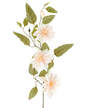 En detaljeret Kunstig Blomsterklematis på 81 cm i farven 'gammel creme' består af tre lyserøde blomster, forskellige grønne blade og nogle knopper, mod en almindelig hvid baggrund.