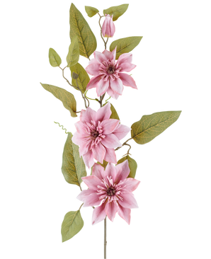 En stilk af den kunstige blomst Clematis 81 cm gammel pink, med tre gamle pink klematis blomster, en lukket pink knop og flere grønne blade, mod en hvid baggrund.