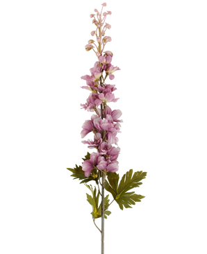 En enkelt stilk af Artificial Flower Delphinium 79 cm lilla med flere lilla-tonede lyserøde og lilla blomster, der blomstrer opad, fremhævet af grønne blade, afbilledet mod en hvid baggrund.