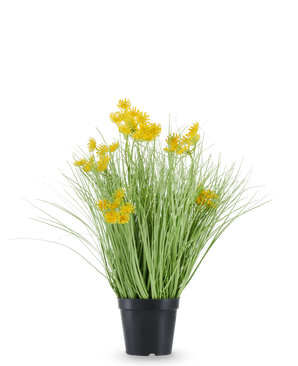 De kunstige græsrodsblomster Løggræs er anbragt i en sort plastikpotte med lange, tynde, græslignende blade og klaser af små, klare gule blomster i spidserne. Den kunstige plante er 50 cm høj, brandhæmmende og står på en almindelig hvid baggrund.