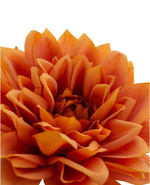 Close-up van de Kunstbloem Dahlia Real Touch oranje 54 cm, een oranje kunstbloem met gelaagde bloemblaadjes, afgebeeld tegen een witte achtergrond.