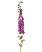 De Kunstbloem Ridderspoor 137 cm paars heeft een hoge groene stengel met diep gelobde bladeren en trossen levendige paarse bloemen langs de bovenkant, tegen een witte achtergrond.