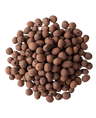 En løs bunke Hydro Granules 10 liters pose, runde brune lergranulat brugt som vækstmedium i hydroponi og akvaponisk havearbejde, vist på en hvid baggrund.