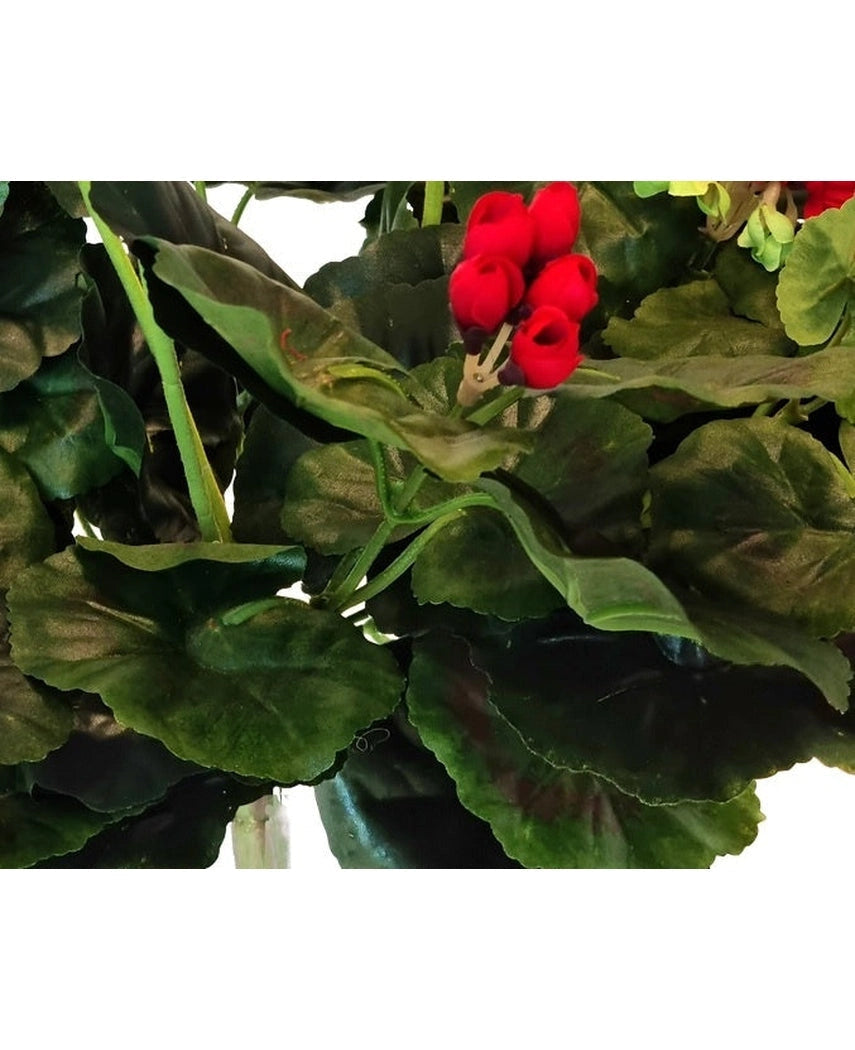 Close-up van weelderige groene bladeren met daartussen een trosje levendige rode Kunst Geranium 40 cm okselknoppen. De dikke, licht gegolfde bladeren lijken sterk op hoogwaardige kunstplanten.