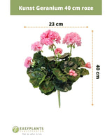 Kunstig Geranium 40 cm pink med grønne blade, 23 cm bred. Vist mod en hvid baggrund med størrelsesetiketter og Easyplants Kunstplanten-logoet i bunden.