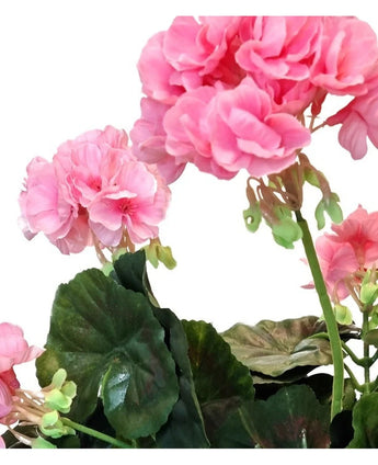Nærbillede af lyserød kunstig geranium 40 cm lyserøde blomster med flæsede kronblade og grønne blade mod en hvid baggrund, der fremhæver den naturtro skønhed ved denne kunstige blomst.