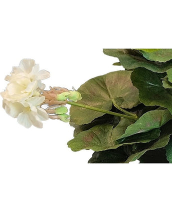 Den Artificial Geranium 40 cm hvid har lyse hvide blomster, grønne blomsterknopper og store runde blade - en frisk, naturlig skønhed som en kunstig planteaccent, især slående mod en hvid baggrund.