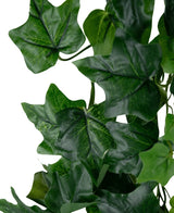 Close-up van Kunst Klimop 180 cm groen: verschillende kunstmatige groene klimopbladeren met zichtbare nerven en realistische textuur, tegen een witte achtergrond.