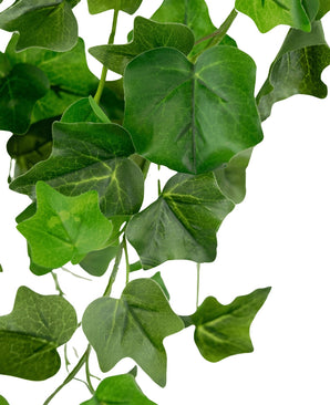 Et nærbillede af Artificial Ivy 70 cm grøn, med flere overlappende grønne efeublade med synlige årer, hængende mod en hvid baggrund.
