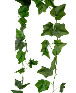 Artificial Ivy Garland 180 cm grøn har hjerteformede kunstige grønne efeublade på tynde, krøllede stilke, hængende mod en hvid baggrund.