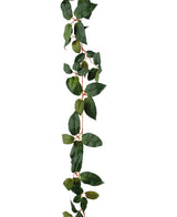 Artificial Tradescantia Garland Green 180 cm har en lang, hængende klatreplante med grønne, ovale blade og tynde, rødlige stængler, afbildet på en hvid baggrund.