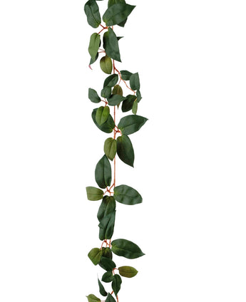 Artificial Tradescantia Garland Green 180 cm har en lang, hængende klatreplante med grønne, ovale blade og tynde, rødlige stængler, afbildet på en hvid baggrund.