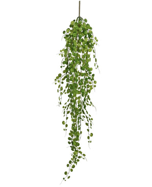 De Kunst hangplant Pumila 100 cm is een lange, kunstmatige hangplant met kleine, ronde groene blaadjes aan een centrale stengel, afgebeeld tegen een witte achtergrond.
