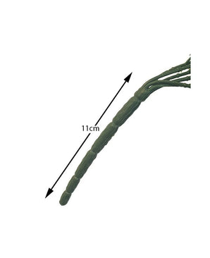 Close-up van de groene, gestructureerde stengel van de Kunst hangplant Sudo 110 cm met een pijl die de lengte van 11 cm aangeeft; een deel van deze kunstplant steekt uit de witte achtergrond rechts.