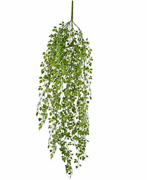 De Kunst hangplant mini klimop 91 cm heeft weelderige kunstmatige groene ranken met kleine blaadjes, die elegant naar beneden vallen tegen een witte achtergrond.