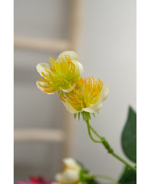 Nærbillede af den kunstige blomstersmørblomst 77 cm i gul og hvid, med grønne stængler og blade mod en sløret baggrund - ideel til alle, der ønsker at skabe en buket med smukke kunstige blomster.