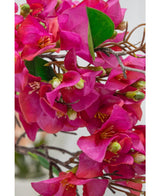 Close-up van de Kunstbloem Bougainvillea 90 cm paars, met levendige paarse bloemblaadjes, groene bladeren en dunne bruine stelen met gedetailleerde geelgroene hartjes voor een realistisch bloemenaccent.