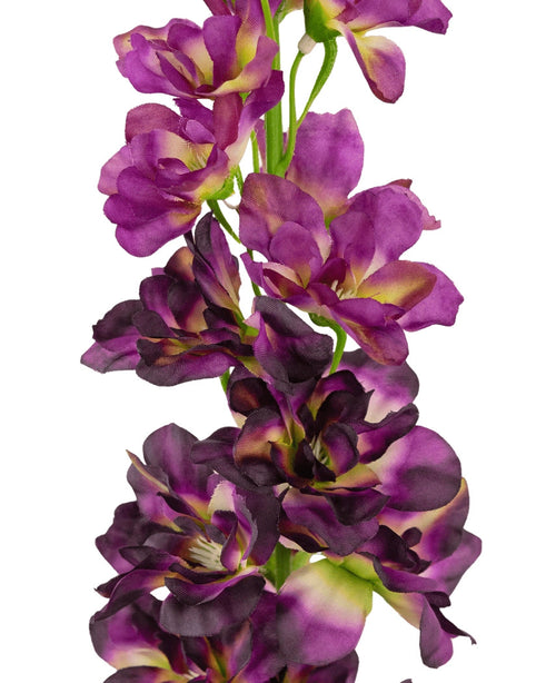 Et nærbillede af Artificial Flower Delphinium Purple 79 cm, en høj kunstig stilk med flere lilla og mørkelilla blomster med et grønt og gult hjerte, mod en hvid baggrund.