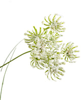 Nærbillede af kunstige græsrodsblomster Løggræs, 90 cm brandhæmmende, med sarte grønne stængler og racemose-blomsterhoveder med et hvidt pudderagtigt look, isoleret på en hvid baggrund.