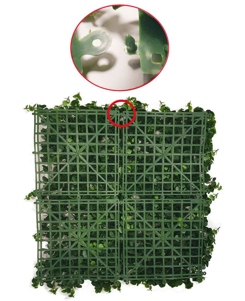 De Kunsthaag varen/conifeer 50x50 cm heeft een groen plastic raster met kunstbladeren; een inzetcirkel toont het in elkaar grijpende klikmechanisme op de rand van het paneel, ideaal om een weelderige kunsthaag buiten te creëren.