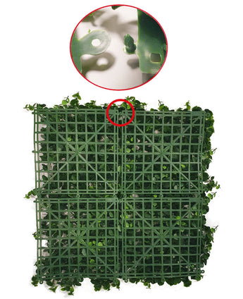 Vier in elkaar grijpende Kunsthaag matmix 50x50 cm UV brandvertragende panelen met kunstbladeren worden van bovenaf getoond. Een rode cirkel en een close-up inzet benadrukken het verbindingsmechanisme tussen de groene panelen.