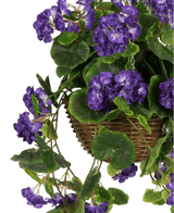Artificial Begonia Purple in Basket UV 70 cm har livlige lilla kunstige Begonia-blomster og frodige grønne blade, der elegant falder fra en brun vævet kurv for en realistisk, iøjnefaldende visning.