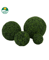 Vier Kunstplant Buxus Romeinse stijl UV D30cm kunstige buxusbollen zijn gegroepeerd op een witte achtergrond, met een UV-bestendig symbool in de linkerbovenhoek.