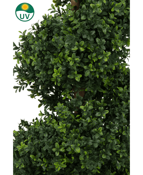 Artificial Boxwood Spiral Roman Style UV 120cm har tæt, frodigt grønt kunstigt grønt løv med små blade og et UV-modstandssymbol med et solikon i øverste venstre hjørne.
