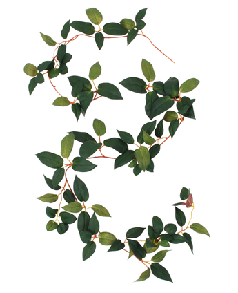 Billedet viser Art Tradescantia Garland Green 180 cm i form af et S, med grønne blade og tynde, rødlige stængler mod en hvid baggrund.