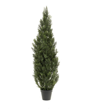 De Kunstplant Conifeer UV 150 cm is een hoge, groene kunstden met dicht, naaldachtig blad, afgebeeld tegen een effen witte achtergrond.