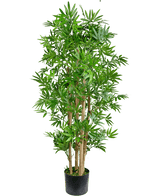 De Kunstplant Japanse Bamboe 120 cm is een hoge kunstbamboeplant met slanke groene bladeren en lichtbruine stengels, gepresenteerd in een eenvoudige zwarte pot tegen een witte achtergrond.