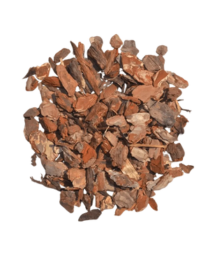En stak Fyldningsmateriale Træbark-Træbark 15L, bestående af tørrede brune træbarkspåner, er arrangeret i en cirkulær form på en hvid baggrund.