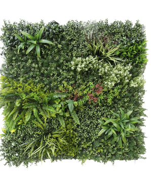 Artificial Hedge Prestige 100x100 cm UV er et firkantet panel af kunstigt grønt løv med blandede bladplanter, bregner, varierede teksturer og grønne nuancer, plus klaser af små hvide og røde blomster. Baggrunden er hvid.